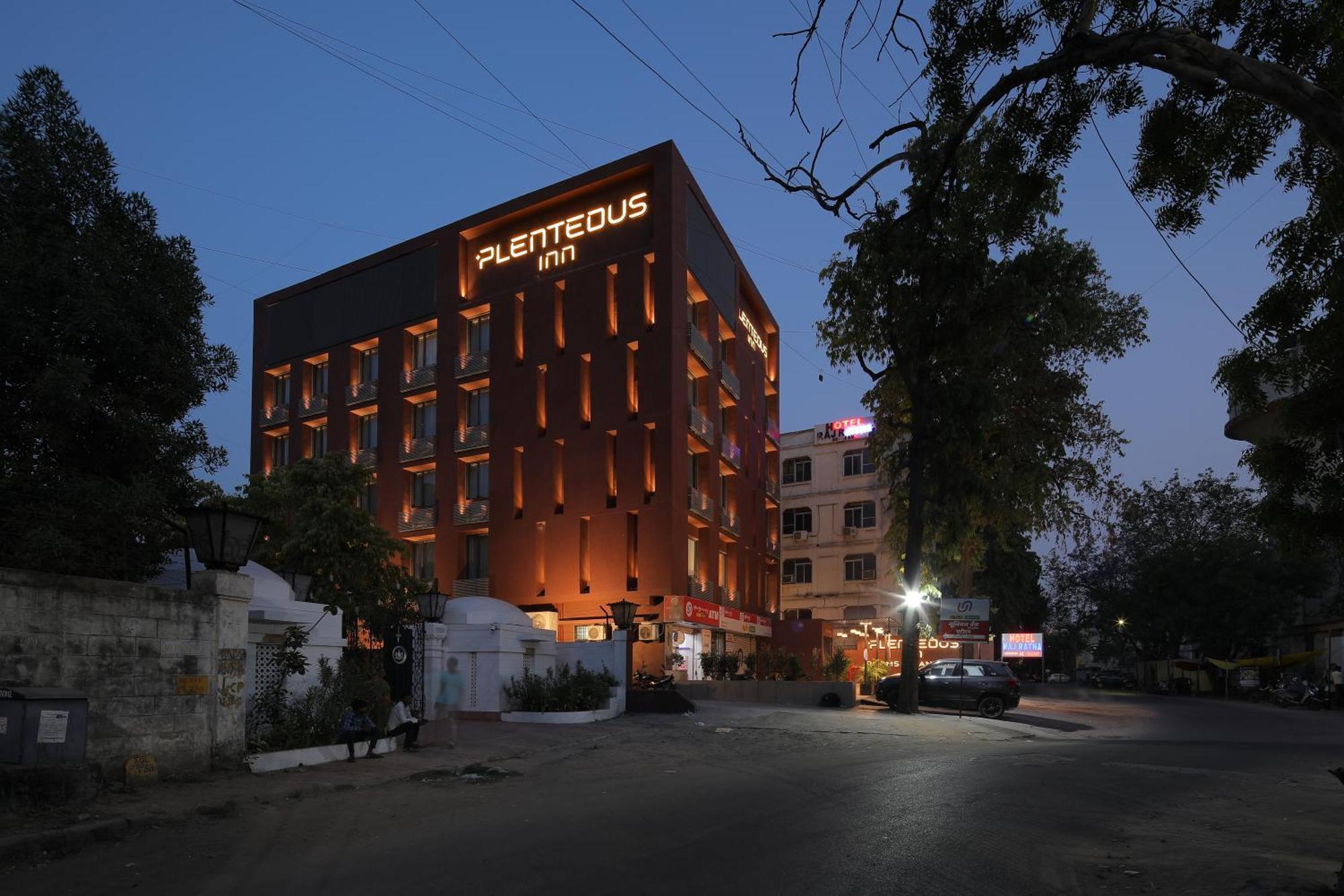 Plenteous Inn Ахмедабад Экстерьер фото